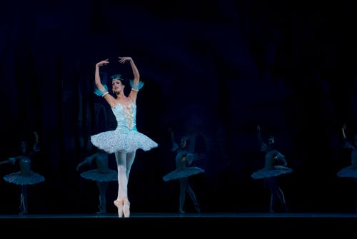 蓝色芭蕾舞女演员礼服表演舞蹈的女人 · 免费素材图片