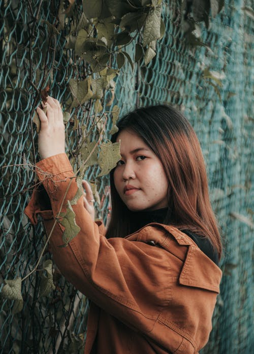 有关倚, 围栏, 垂直拍摄的免费素材图片