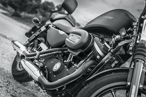摩托车黑白照片 · 免费素材图片