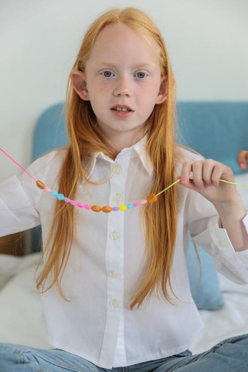 在家展示在螺纹的迷人的女孩小珠 · 免费素材图片