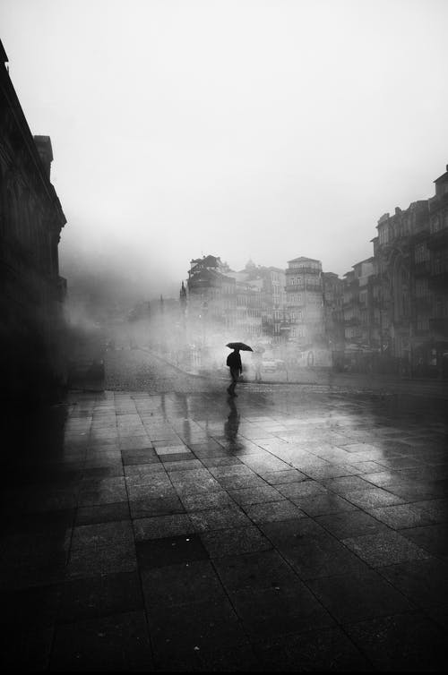 伞的男人的黑白照片 · 免费素材图片