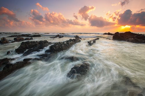 岩石海洋粉红色多云日落 · 免费素材图片