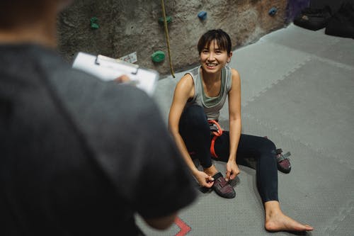 幸福的亚洲女人攀爬训练后微笑 · 免费素材图片