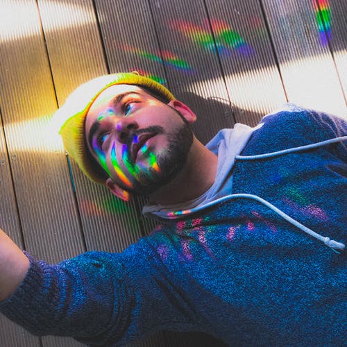 穿蓝色连帽衫的男子的照片 · 免费素材图片