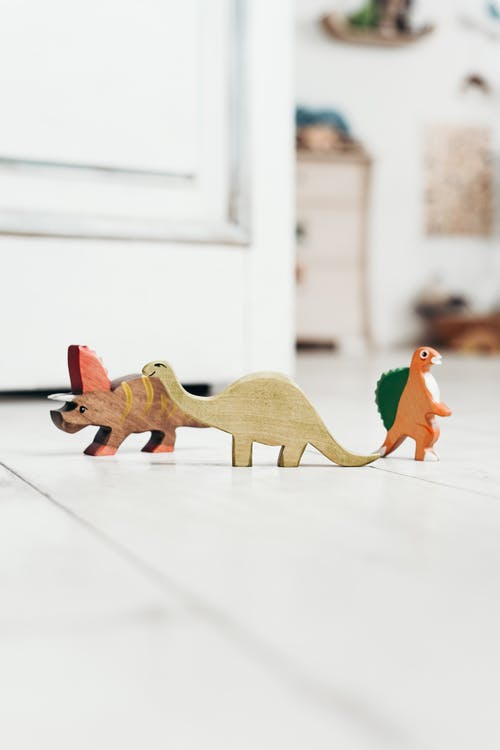棕色和橙色恐龙塑料玩具 · 免费素材图片