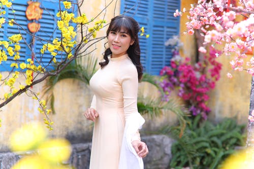 女人穿着桃子连衣裙的照片 · 免费素材图片