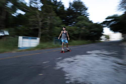 滑板上的男人 · 免费素材图片