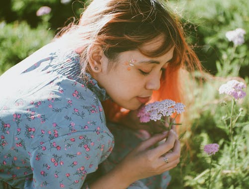 女人控股白花 · 免费素材图片