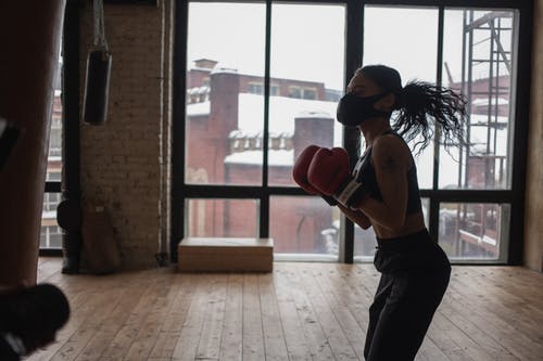 有关吊袋, 女人, 室内的免费素材图片