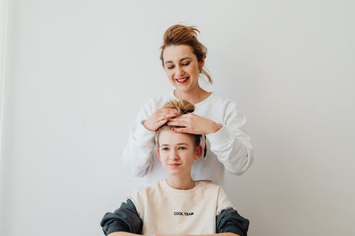 有关一起, 修理头发, 微笑的免费素材图片