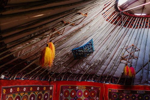 游牧民族帐篷中的哈萨克帷幕装饰 · 免费素材图片