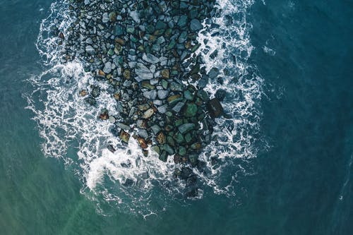 海浪的鸟瞰图 · 免费素材图片