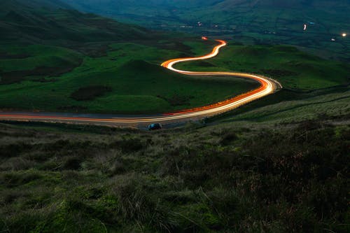 绿草田间道路鸟瞰图 · 免费素材图片