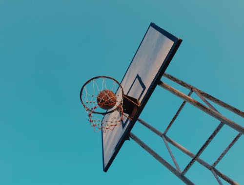 篮球和篮板在蓝蓝的天空下 · 免费素材图片