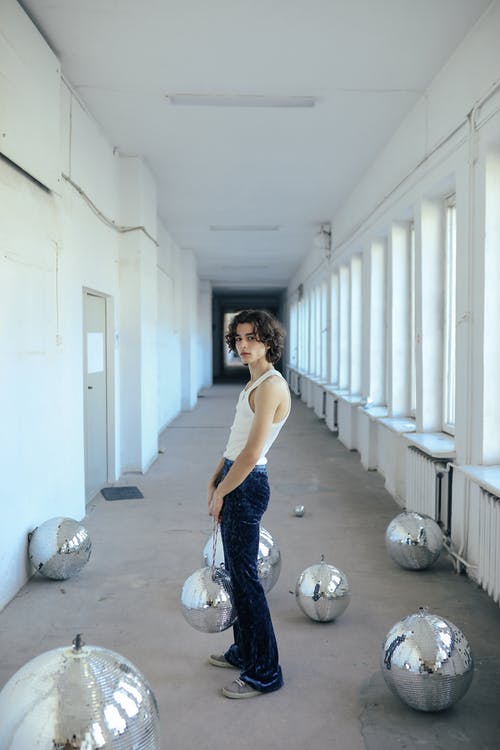 一个拿着迪斯科球的男人 · 免费素材图片