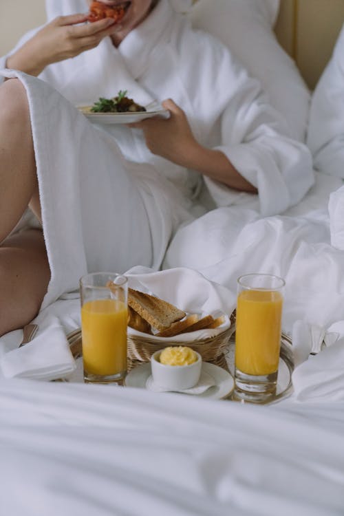 有关乾杯, 吃, 在床上吃早餐的免费素材图片