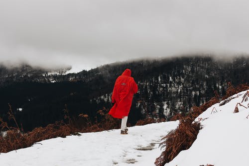 在雪上行走的人的照片 · 免费素材图片
