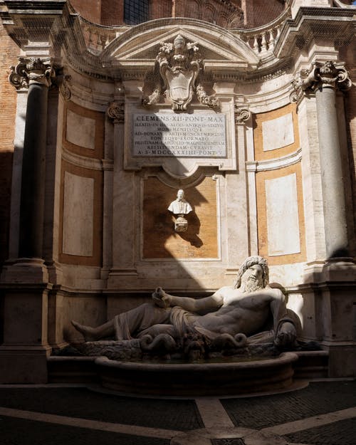 男子躺着的灰色混凝土雕像 · 免费素材图片