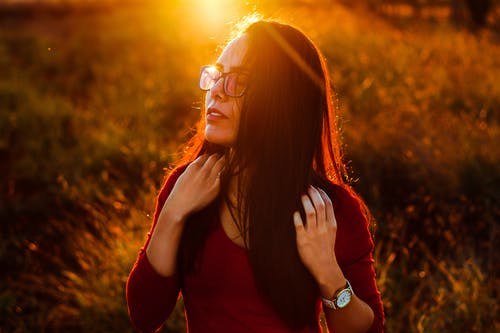 女人穿着红色的长袖衬衫 · 免费素材图片