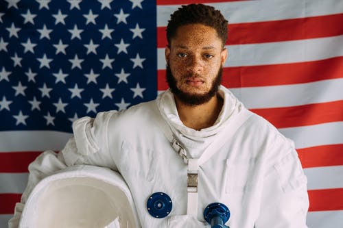 宇航员服装的男人 · 免费素材图片