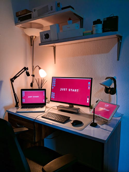 电脑显示器和桌上的笔记本电脑 · 免费素材图片