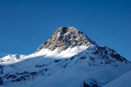 雪覆盖山在蓝蓝的天空下 · 免费素材图片