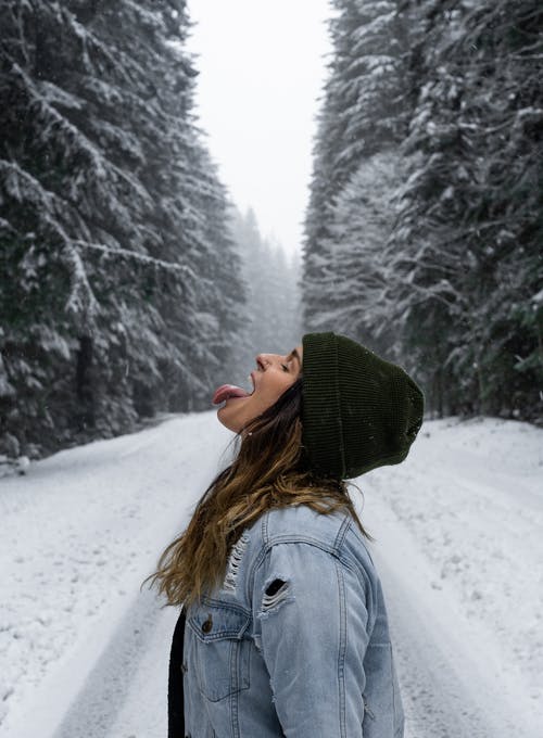 灰色外套站在雪地上的女人 · 免费素材图片