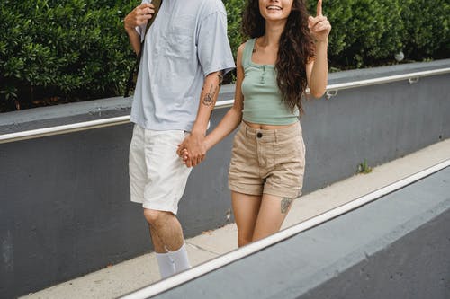 走在大街上的开朗夫妇 · 免费素材图片