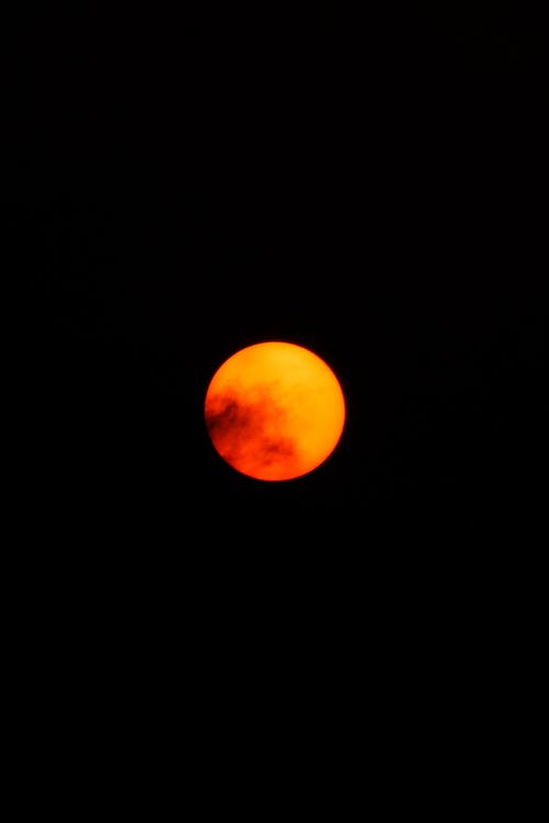 黑暗的夜空中的橙色月亮 · 免费素材图片