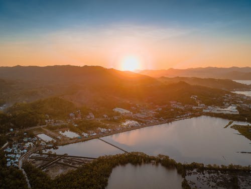 黎明时分山的鸟瞰图 · 免费素材图片