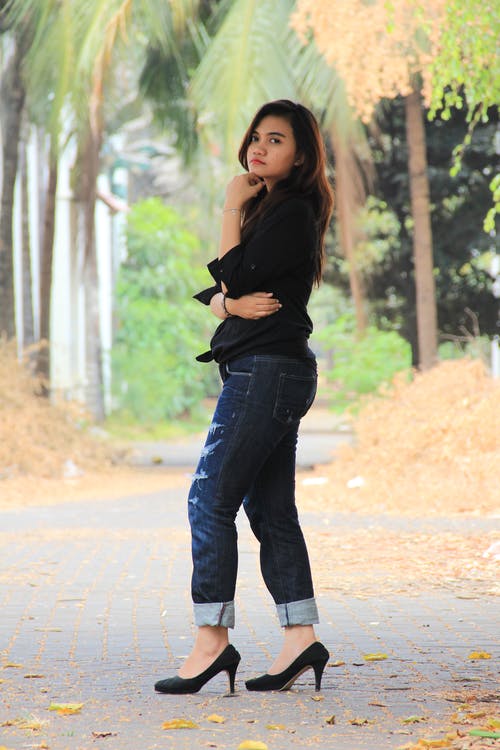 有关侧面图, 咖啡色头发的女人, 摆姿势的免费素材图片