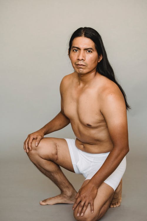 冷静的美洲印第安人，赤裸躯干跪在地板上 · 免费素材图片