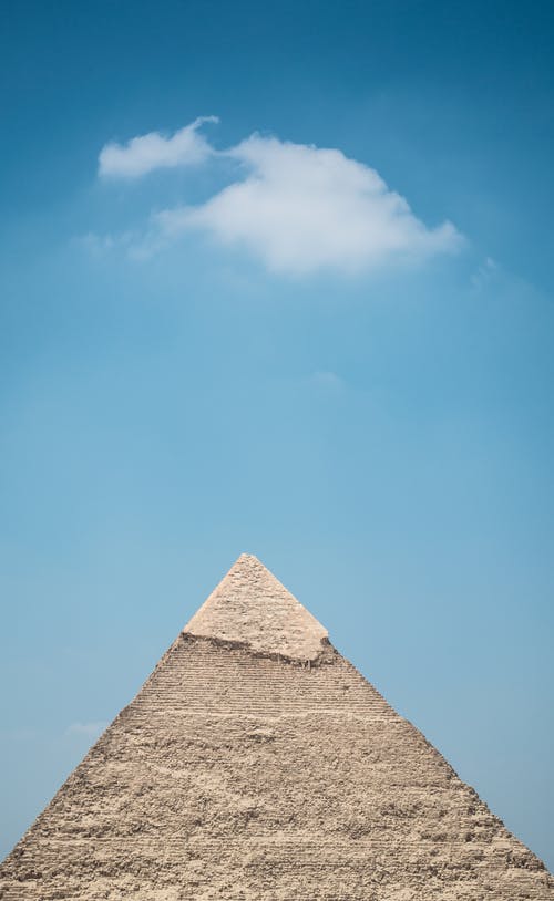 大金字塔在蓝蓝的天空下 · 免费素材图片