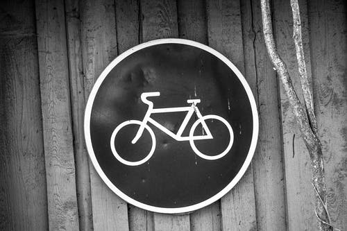 黑色和白色自行车路标 · 免费素材图片