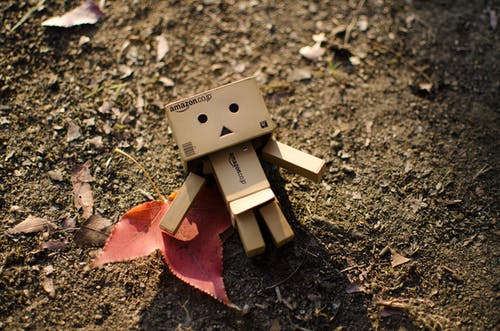 棕色纸板机器人艺术品 · 免费素材图片
