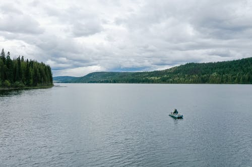 在湖上骑船的人 · 免费素材图片