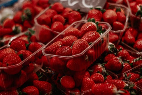无色塑料箱中的红色草莓 · 免费素材图片