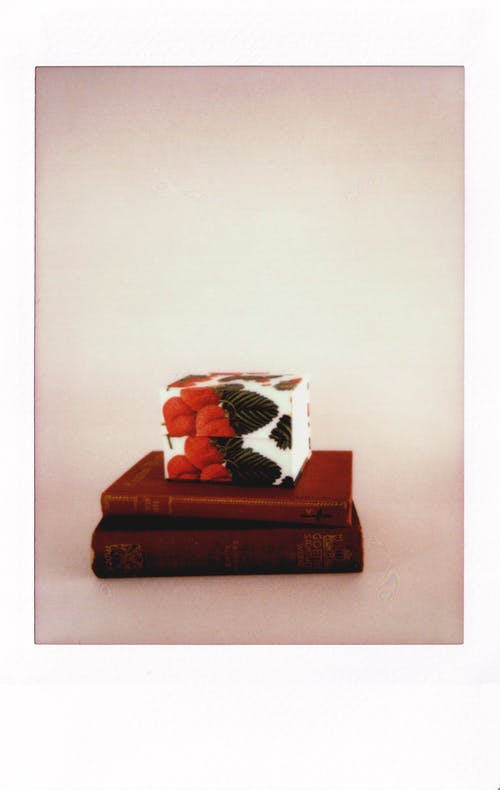 盒子在书上的照片 · 免费素材图片