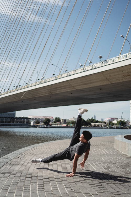 不可识别的民族男子在路堤上跳霹雳舞 · 免费素材图片