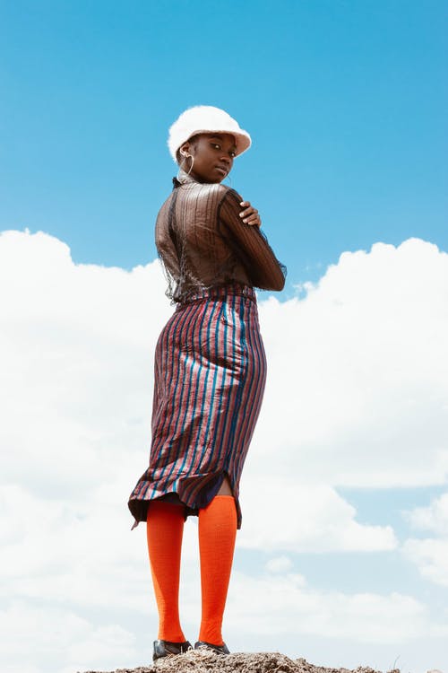 女人穿着棕色上衣 · 免费素材图片