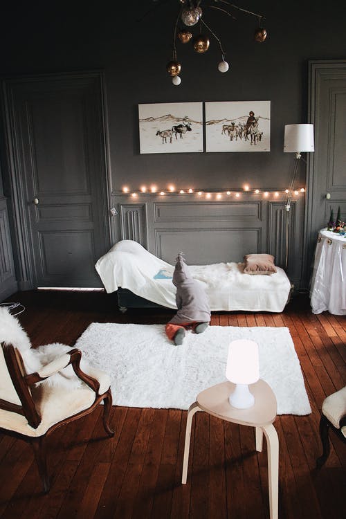 躺在白地毯上的人 · 免费素材图片