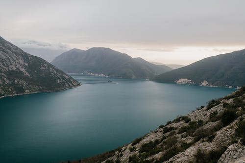 落基山脉周围蓝色平静的湖面 · 免费素材图片