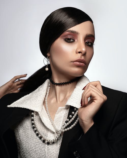 女人穿着珍珠串珠的项链 · 免费素材图片