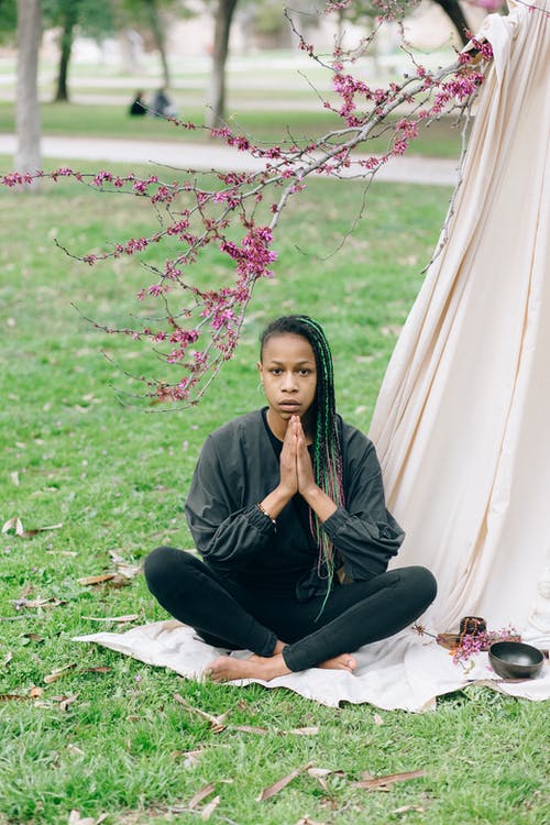 有关坐, 垂直拍摄, 草的免费素材图片