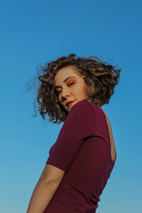 有关侧面图, 卷发, 垂直拍摄的免费素材图片