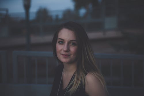 女人穿着背心以自拍照 · 免费素材图片