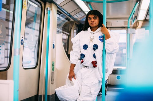在一列火车的宇航员服装的女人 · 免费素材图片