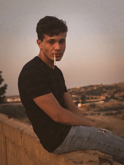 有关人, 围栏, 坐的免费素材图片