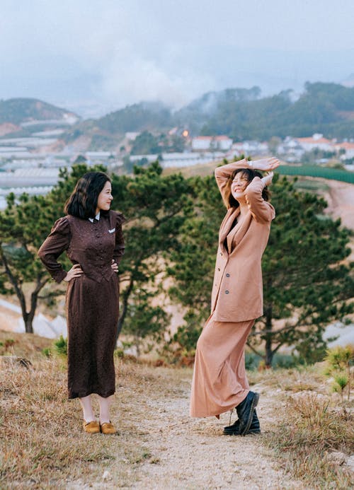 妇女站在彼此身边的照片 · 免费素材图片