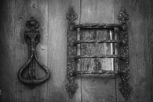 棕色木门上的灰色金属门环 · 免费素材图片